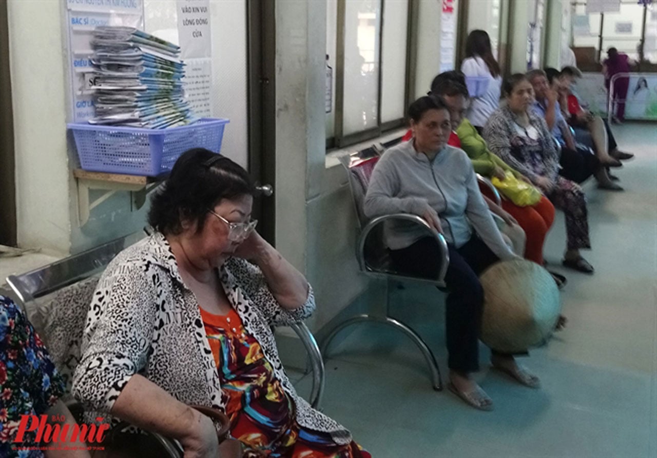 Người bệnh bức xúc vì hết số khám bảo hiểm y tế và phải chuyển sang khám dịch vụ