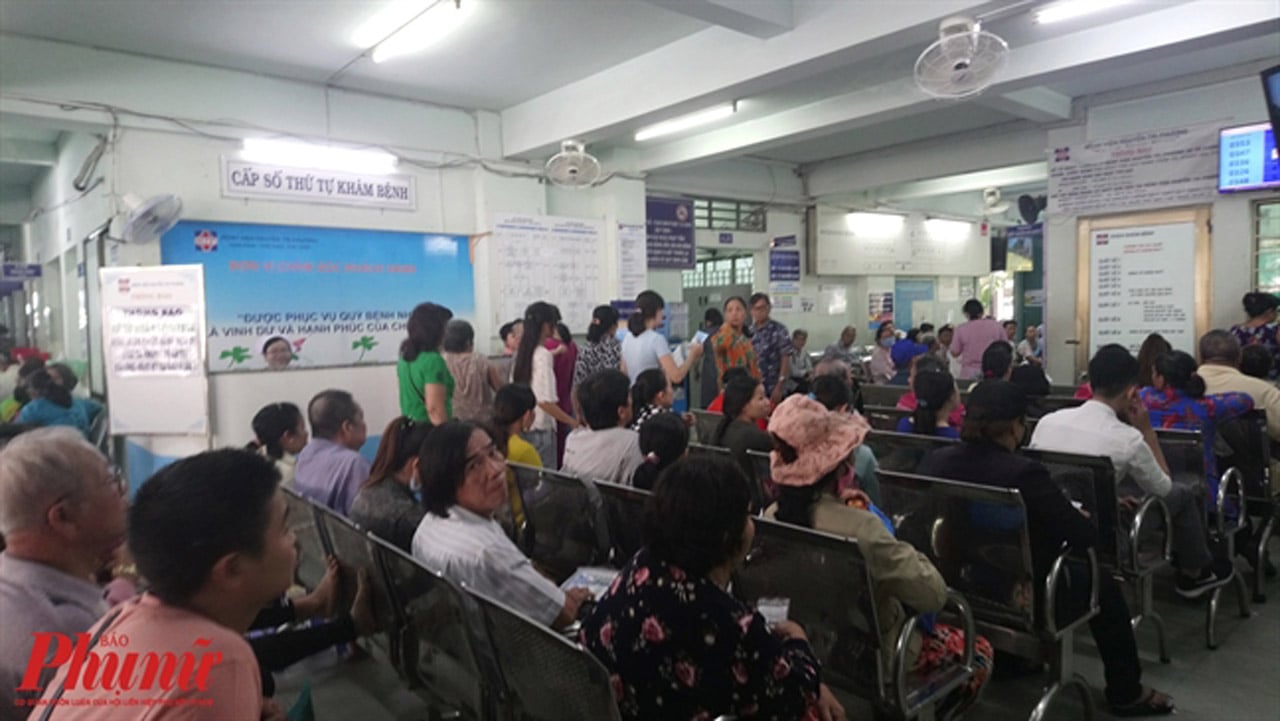 Bệnh nhân đông đúc chờ đến lượt khám tại Bệnh viện Nguyễn Tri Phương TP.HCM