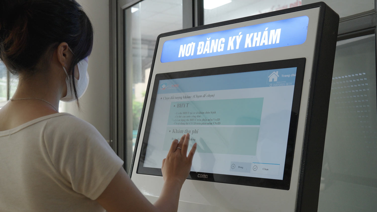 bệnh nhân đăng ký khám chữa bệnh bằng Kiosk