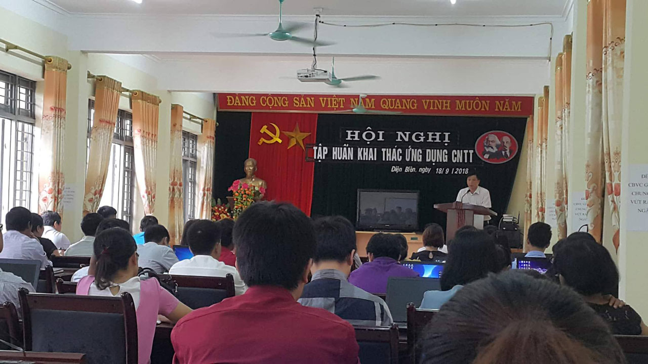 Cán bộ y tế tham gia hội nghị tập huấn công nghệ thông tin tại Điện Biên