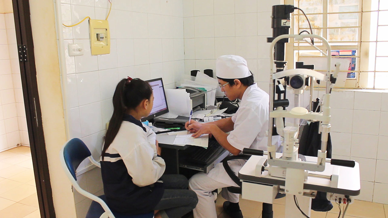 Cán bộ Trung tâm Y tế thị xã Mường Lay truy cập phần mềm quản lý bệnh viện Ehis phục vụ khám ch