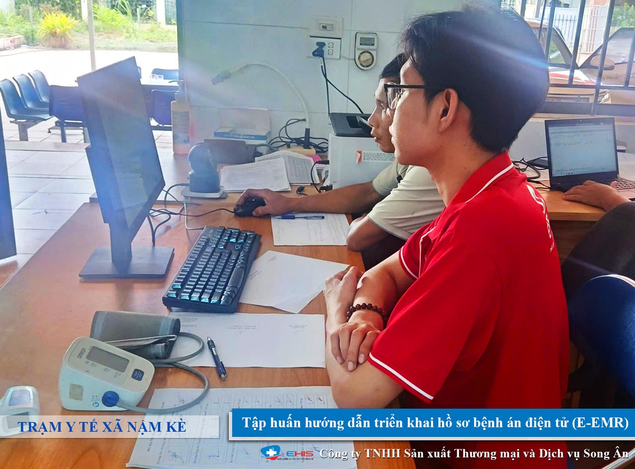 Cán bộ y tế Mường Nhé sử dụng hệ thống bệnh án điện tử trong khám chữa bệnh