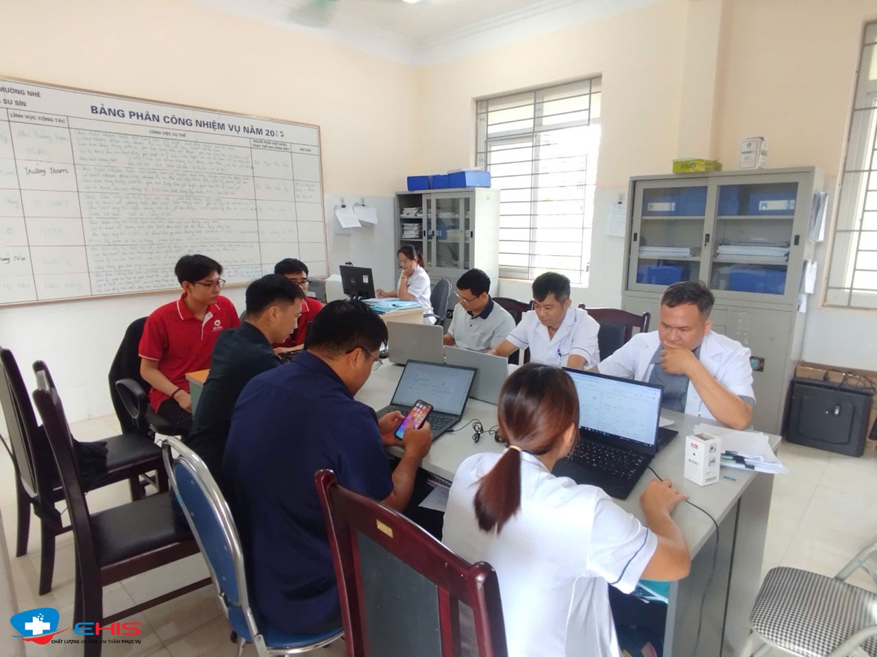 Cán bộ y tế thực hành vận hành Bệnh án điện tử tại Điện Biên