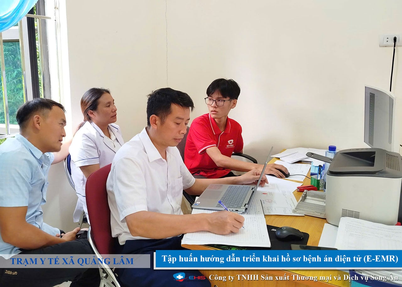 Cán bộ y tế thực hành trên hệ thống bệnh án điện tử