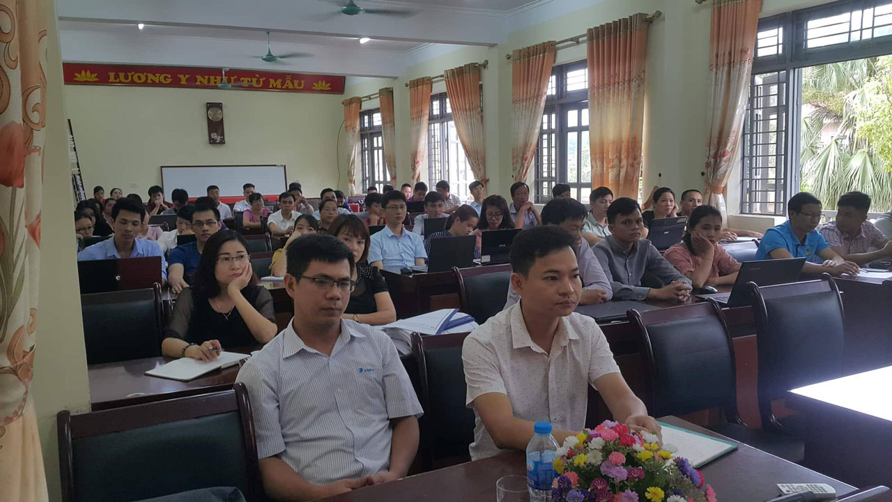 Cán bộ y tế thực hành sử dụng phần mềm quản lý bệnh viện Ehis