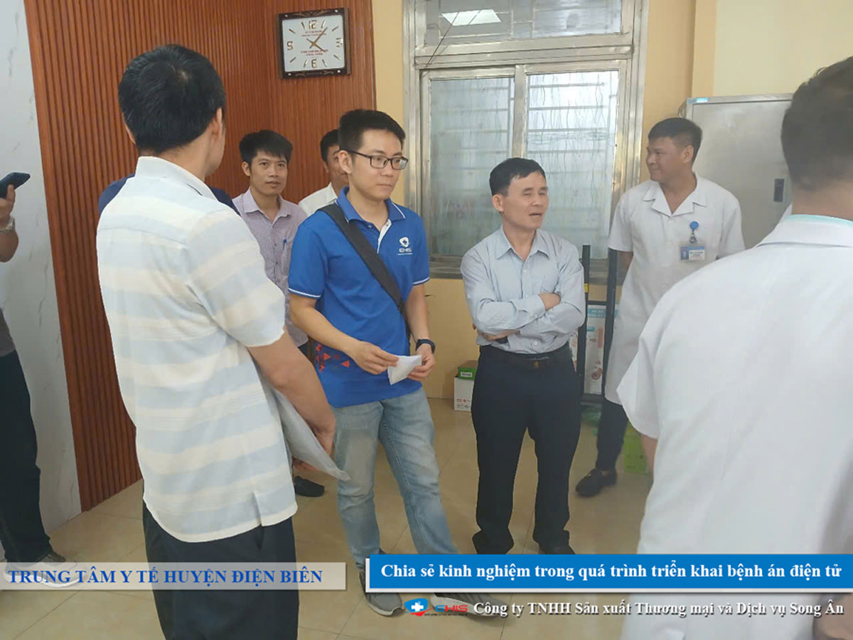 Nhân viên Song Ân trao đổi thực tế về ứng dụng bệnh án điện tử e-EMR cùng cán bộ y tế tại Trung tâm Y tế Thanh An, huyện Điện Biên