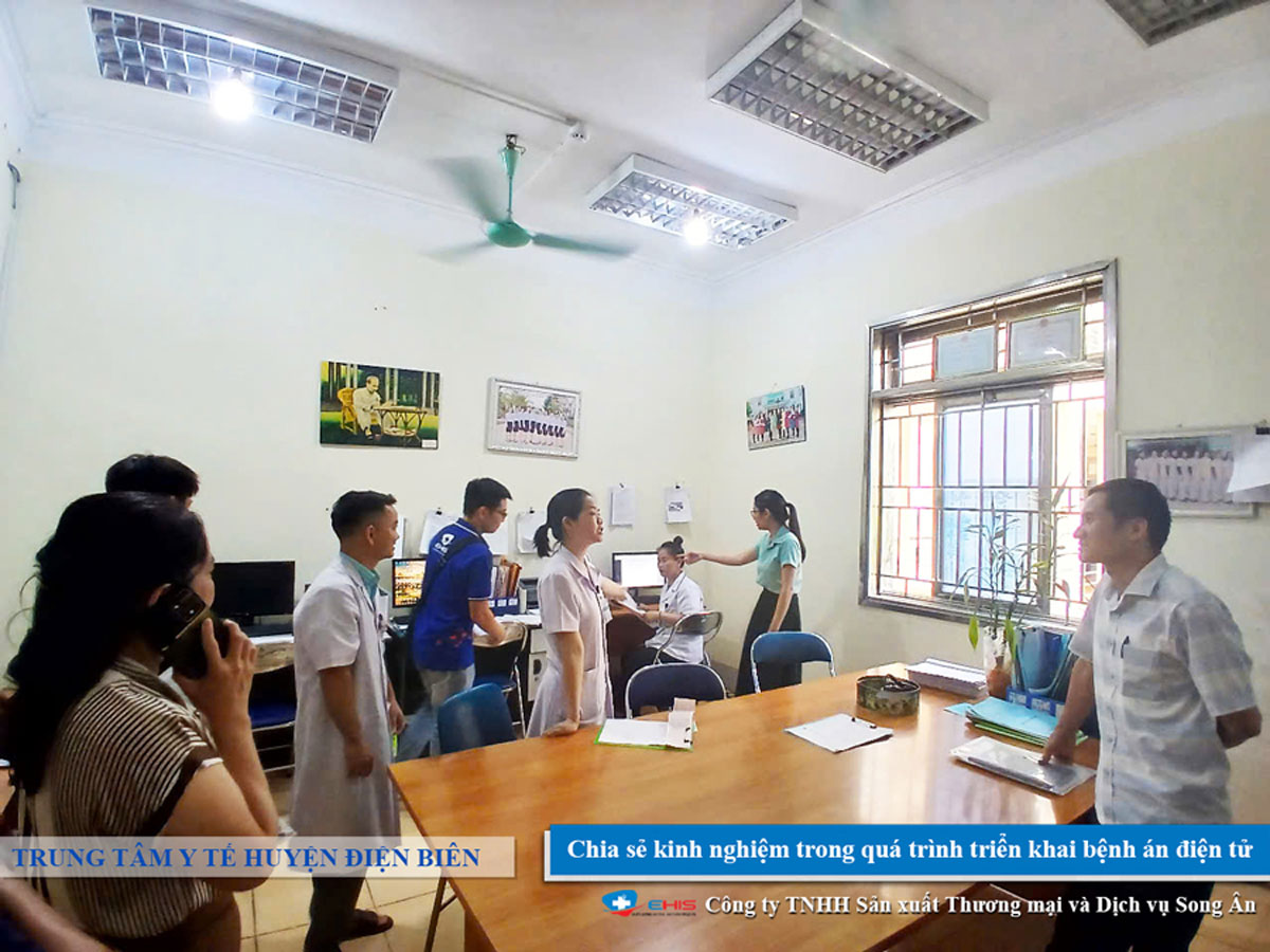 Nhân viên Trung tâm Y tế Thanh An (Trung tâm Y tế huyện Điện Biên) cùng đội ngũ Song Ân trao đổi, hướng dẫn sử dụng hệ thống bệnh án điện tử e-EMR trong buổi chia sẻ kinh nghiệm triển khai tại phòng làm việc