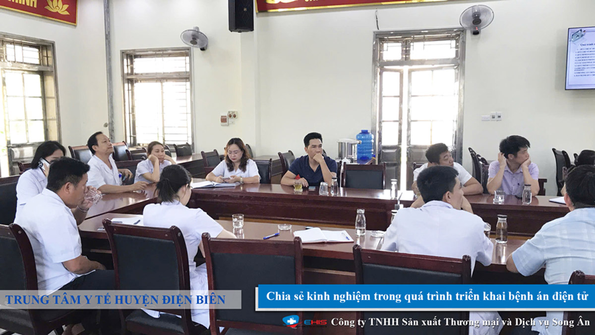 Cán bộ y tế tham gia buổi chia sẻ kinh nghiệm triển khai bệnh án điện tử tại Trung tâm Y tế Thanh An Điện Biên