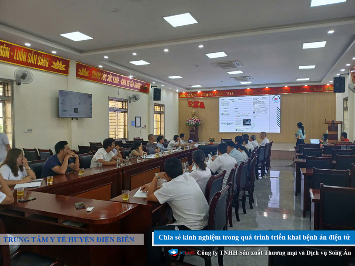Toàn cảnh hội nghị chia sẻ kinh nghiệm triển khai E-EMR tại Trung tâm Y tế huyện Điện Biên