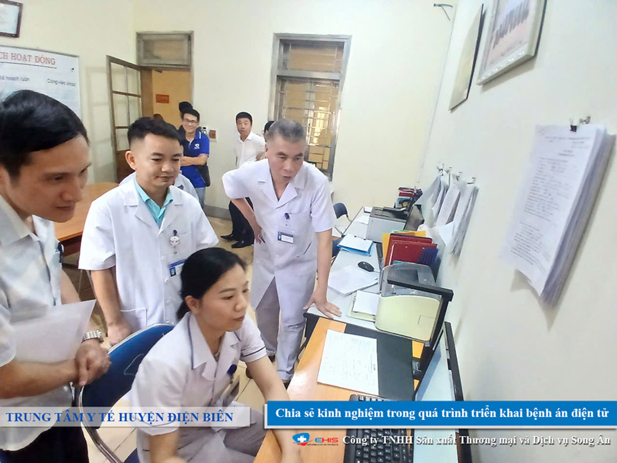 Đội ngũ y bác sĩ trao đổi vận hành hệ thống bệnh án điện tử E-EMR tại Trung tâm Y tế huyện Điện Biên