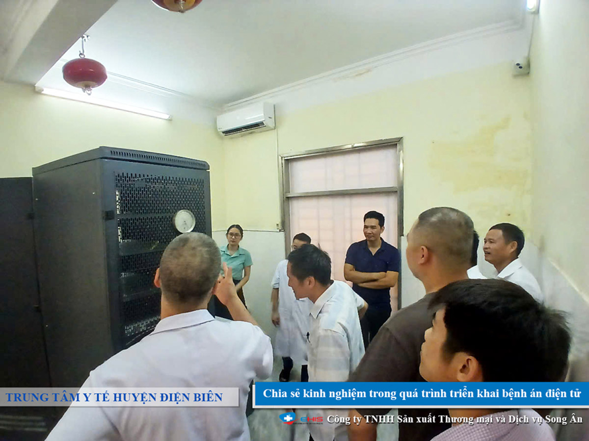 Nhân viên Song Ân giới thiệu hệ thống máy chủ triển khai bệnh án điện tử e-EMR tại Trung tâm Y tế Thanh An Điện Biên