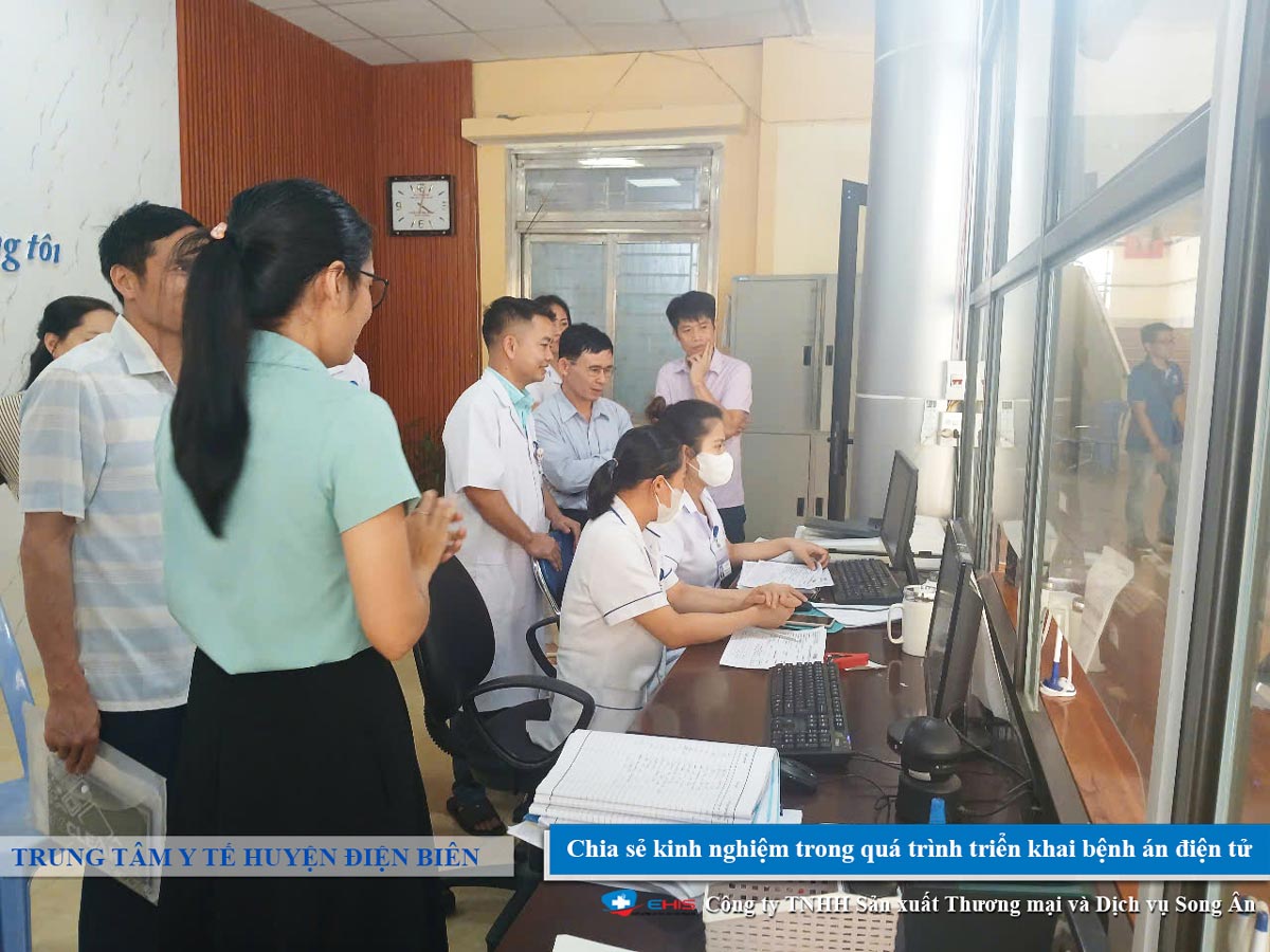 Nhân viên Song Ân hướng dẫn sử dụng phần mềm bệnh án điện tử e-EMR tại Trung tâm Y tế Thanh An huyện Điện Biên