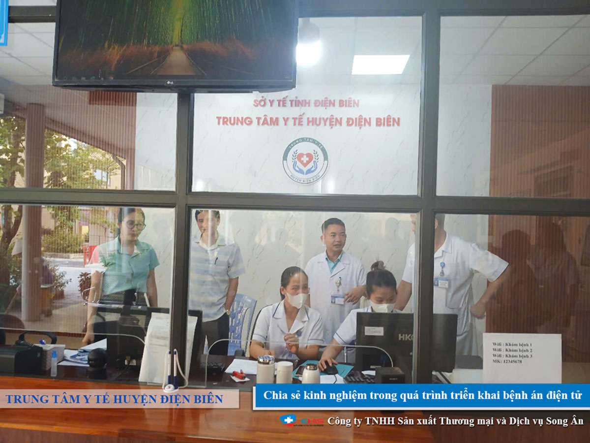 Nhân viên Song Ân phối hợp cùng nhân viên y tế triển khai hệ thống bệnh án điện tử e-EMR tại khu tiếp nhận Trung tâm Y tế Thanh An, huyện Điện Biên