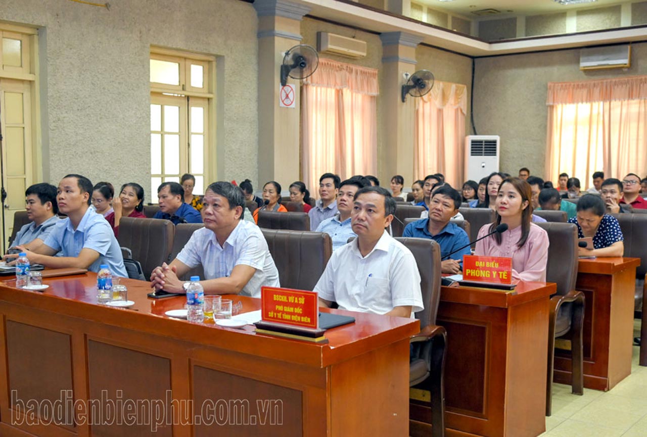 Đại biểu các phòng y tế và phòng khám tư nhân tham dự hội nghị triển khai kê đơn thuốc điện tử tại Điện Biên