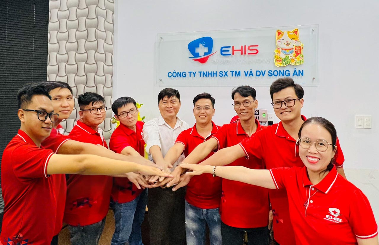 Đội ngũ trưởng phòng và nhân sự Song Ân đồng hành phát triển các giải pháp chuyển đổi số y tế