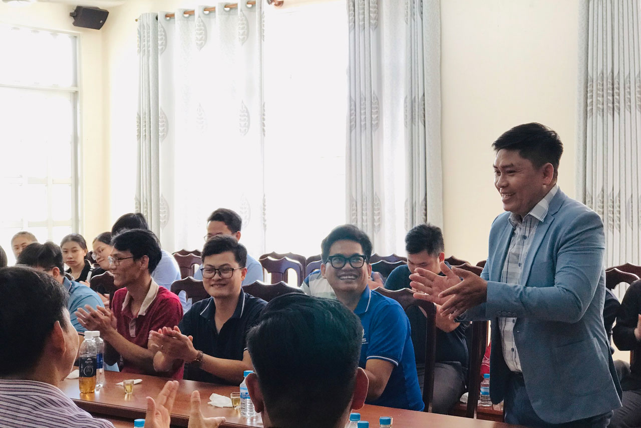 Đội ngũ Song Ân giao lưu chia sẻ kinh nghiệm với sinh viên Cao đẳng Long An