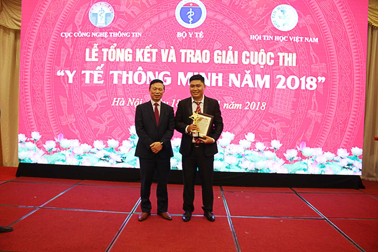 Giám đốc Nguyễn Minh Kiều nhận giải 3 cuộc thi y tế thông minh
