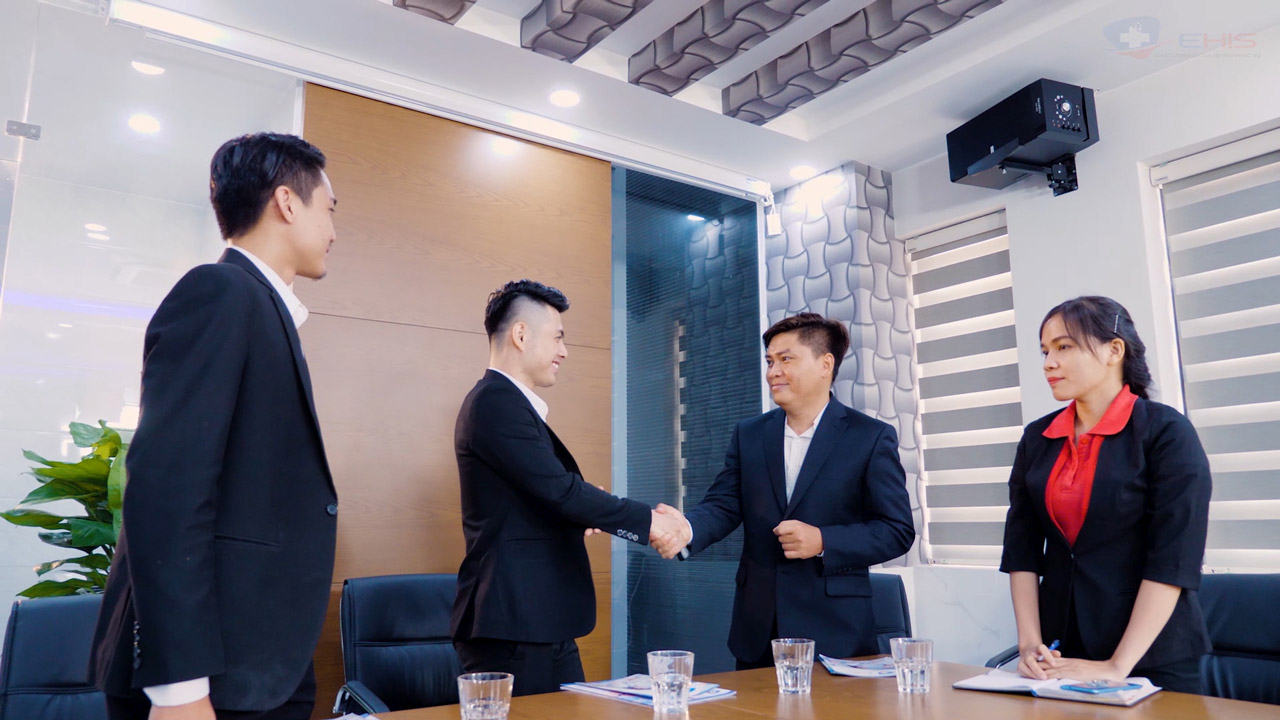 Giám đốc Song Ân bắt tay đối tác trong hoạt động hợp tác phát triển giải pháp y tế số khung-canh-doi-ngu-song-an-lam-viec