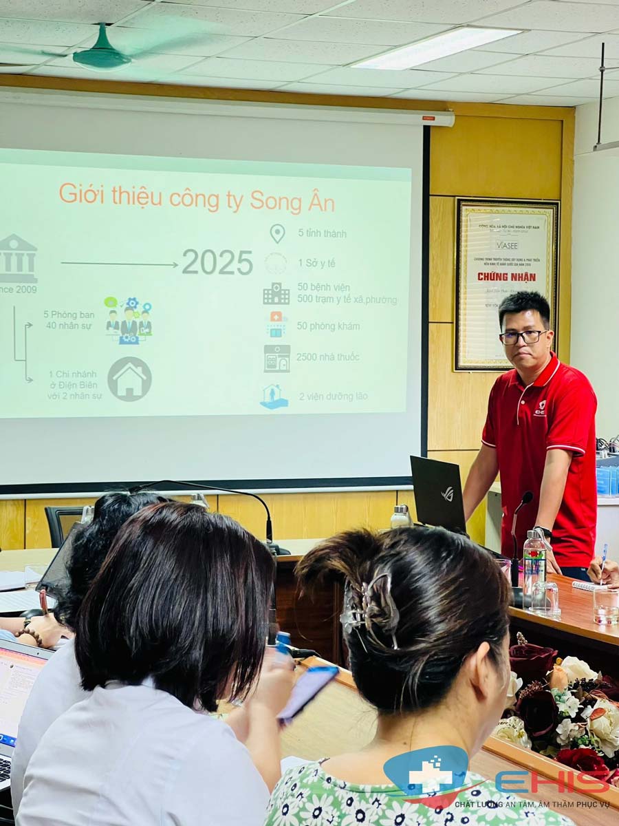 Đại diện Song Ân thuyết trình về hệ thống quản lý bệnh viện EHIS và bệnh án điện tử E-EMR