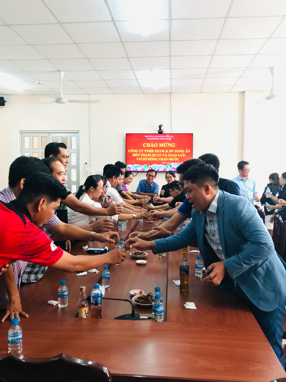 Nhân sự Song Ân hướng dẫn sinh viên trong chương trình thực tập doanh nghiệp