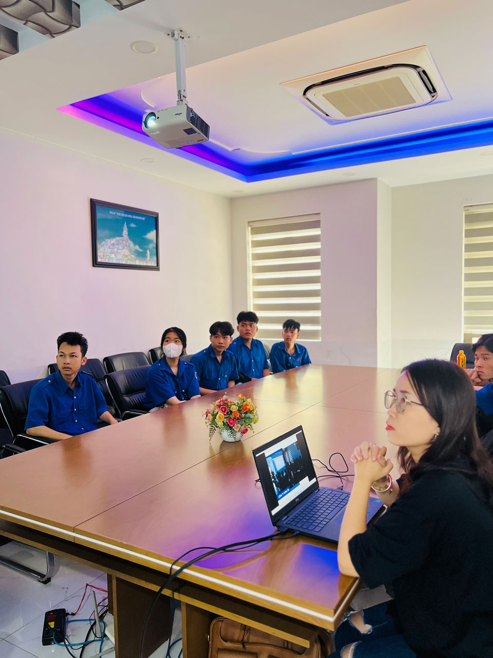 Nhân sự Song Ân hướng dẫn thực tập sinh K16 trong quá trình thực tập
