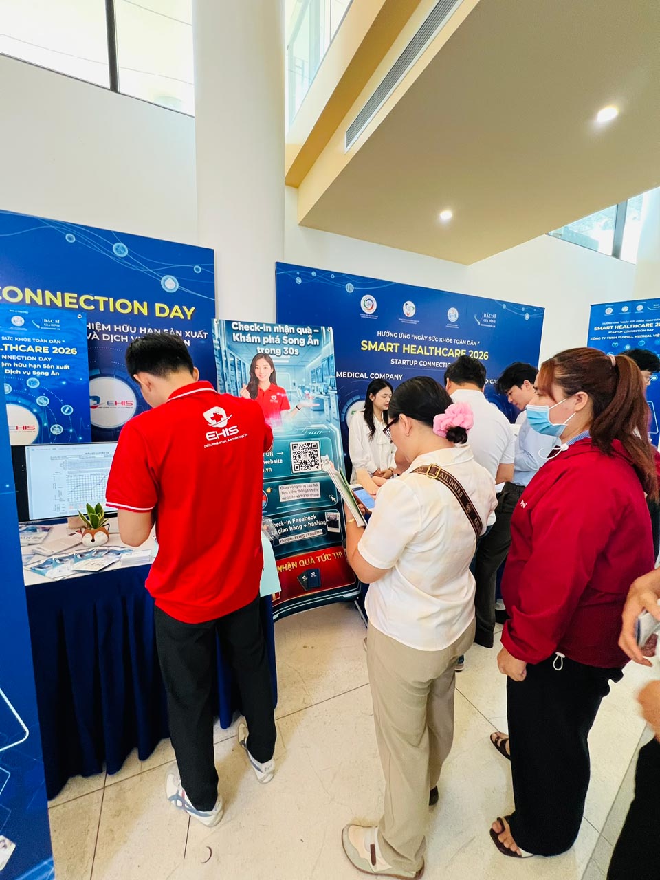 khách hàng ghé qua gian hàng song ân tham gia gameshow