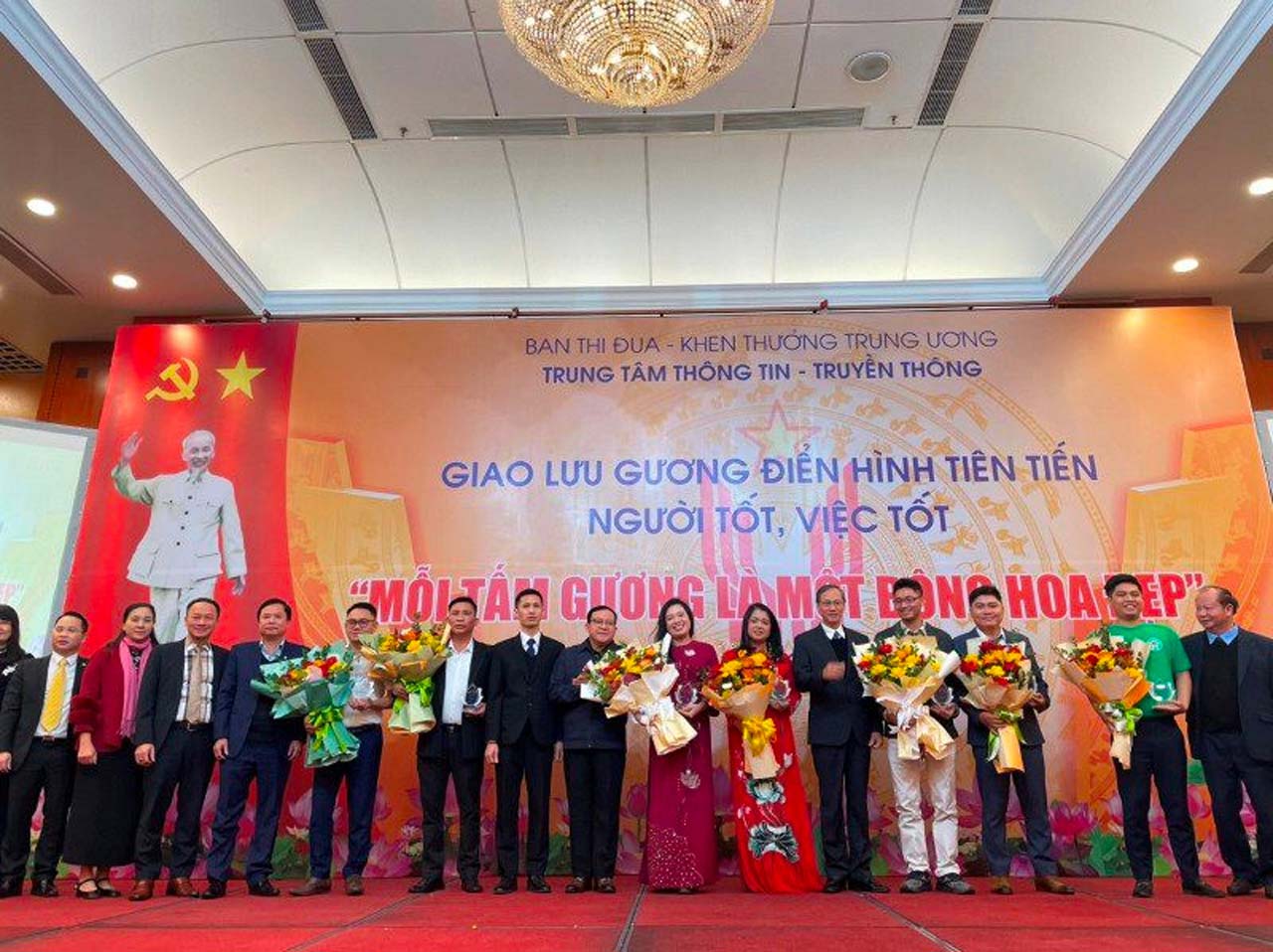 Lãnh đạo Ban Thi đua Khen thưởng Trung ương trao biểu trưng và tặng hoa cho các khách mời tiêu biểu