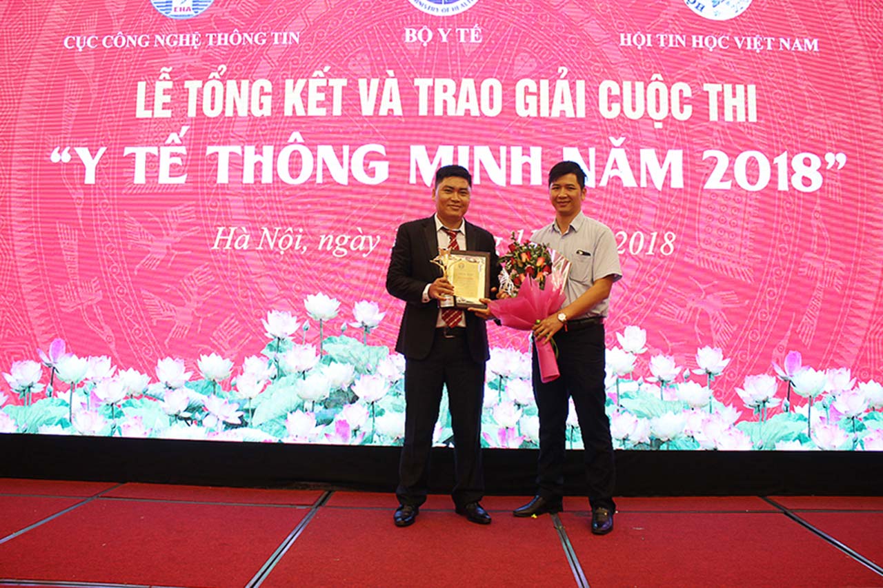 Ông Nguyễn Minh Kiều nhận giải Ba cuộc thi Y tế thông minh năm 2018 cho phần mềm Ehis