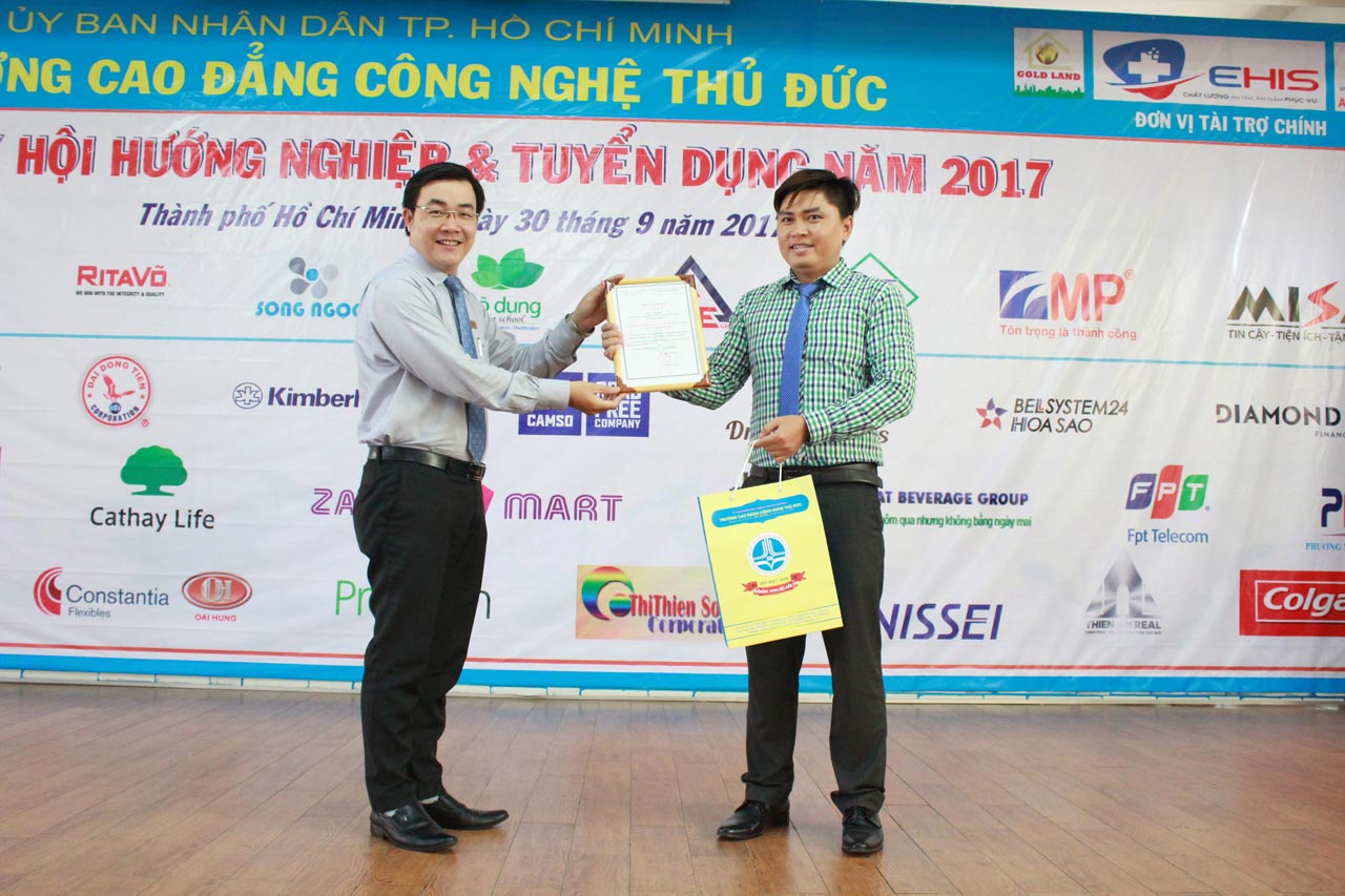 CEO Nguyễn Minh Kiều tư vấn nghề nghiệp và định hướng cho sinh viên tại ngày hội tuyển dụng