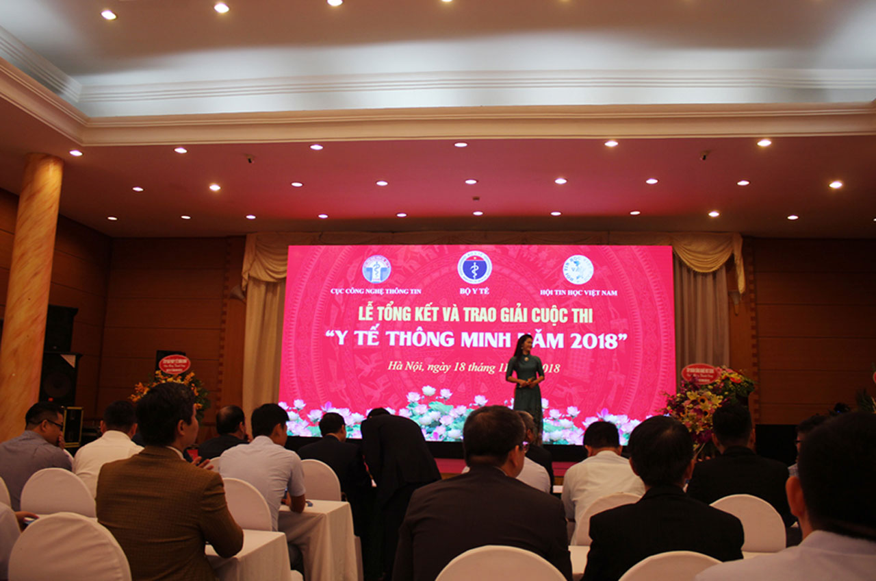 Ông Nguyễn Minh Kiều và đại diện Sở Y tế Điện Biên tại lễ trao giải Y tế thông minh năm 2018
