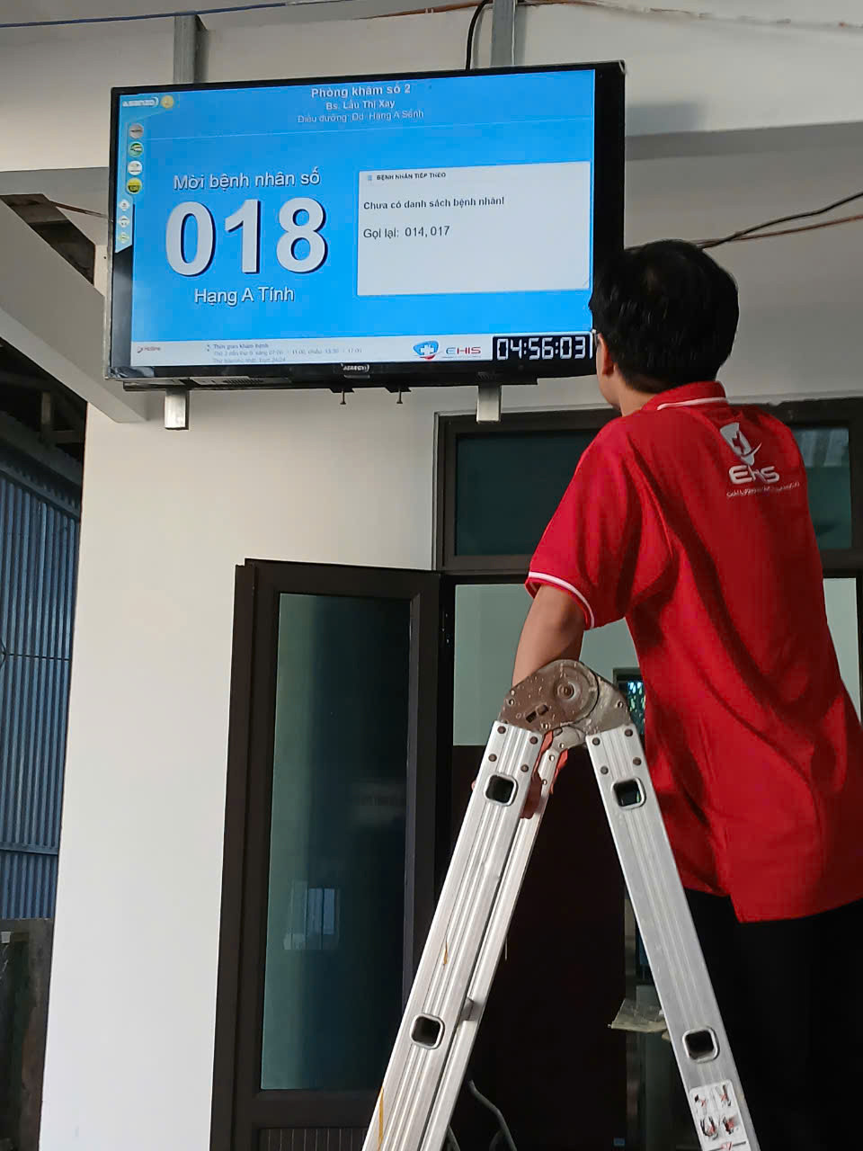 Nhân viên Song Ân lắp đặt hệ thống gọi số tự động cho phòng khám nâng cao trải nghiệm bệnh nhân