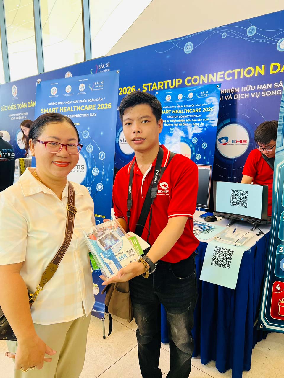 nhân viên Song Ân trao quà gameshow cho khách hàng tham gia sự kiện Smart Healthcare 2026