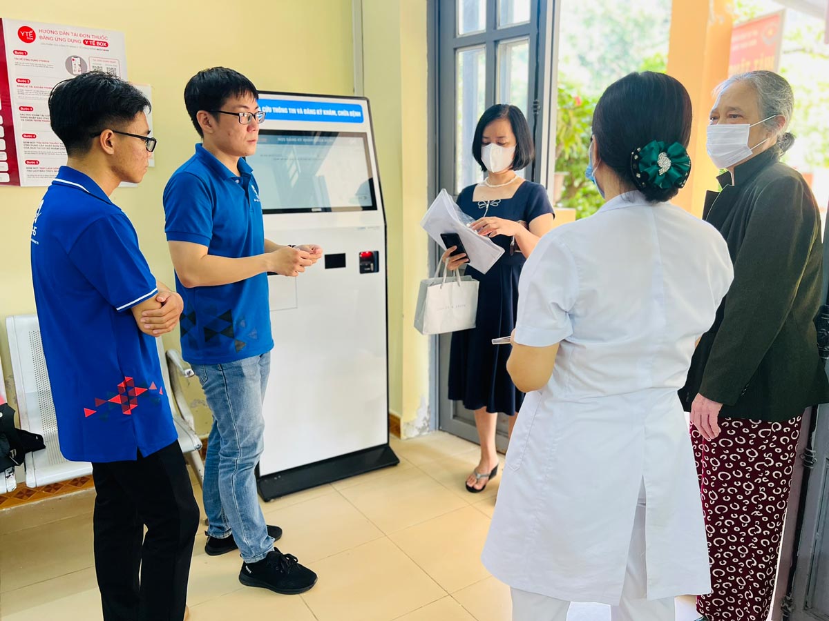 Song Ân hỗ trợ đăng ký khám bệnh qua kiosk thông minh tại bệnh viện