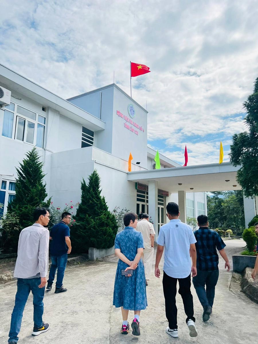 Đoàn công tác tham quan cơ sở hạ tầng CNTT tại bệnh viện phục vụ chuyển đổi số y tế