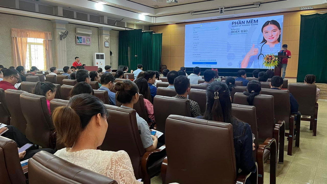 Đại biểu tham dự hội nghị chuyển đổi số y tế và kê đơn thuốc điện tử