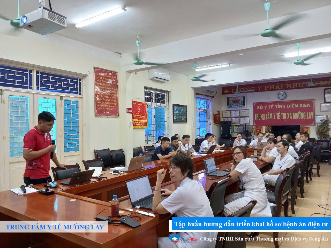 Cán bộ y tế Trung tâm Y tế Mường Lay tham gia hướng dẫn sử dụng hệ thống bệnh án điện tử E-EMR Song Ân