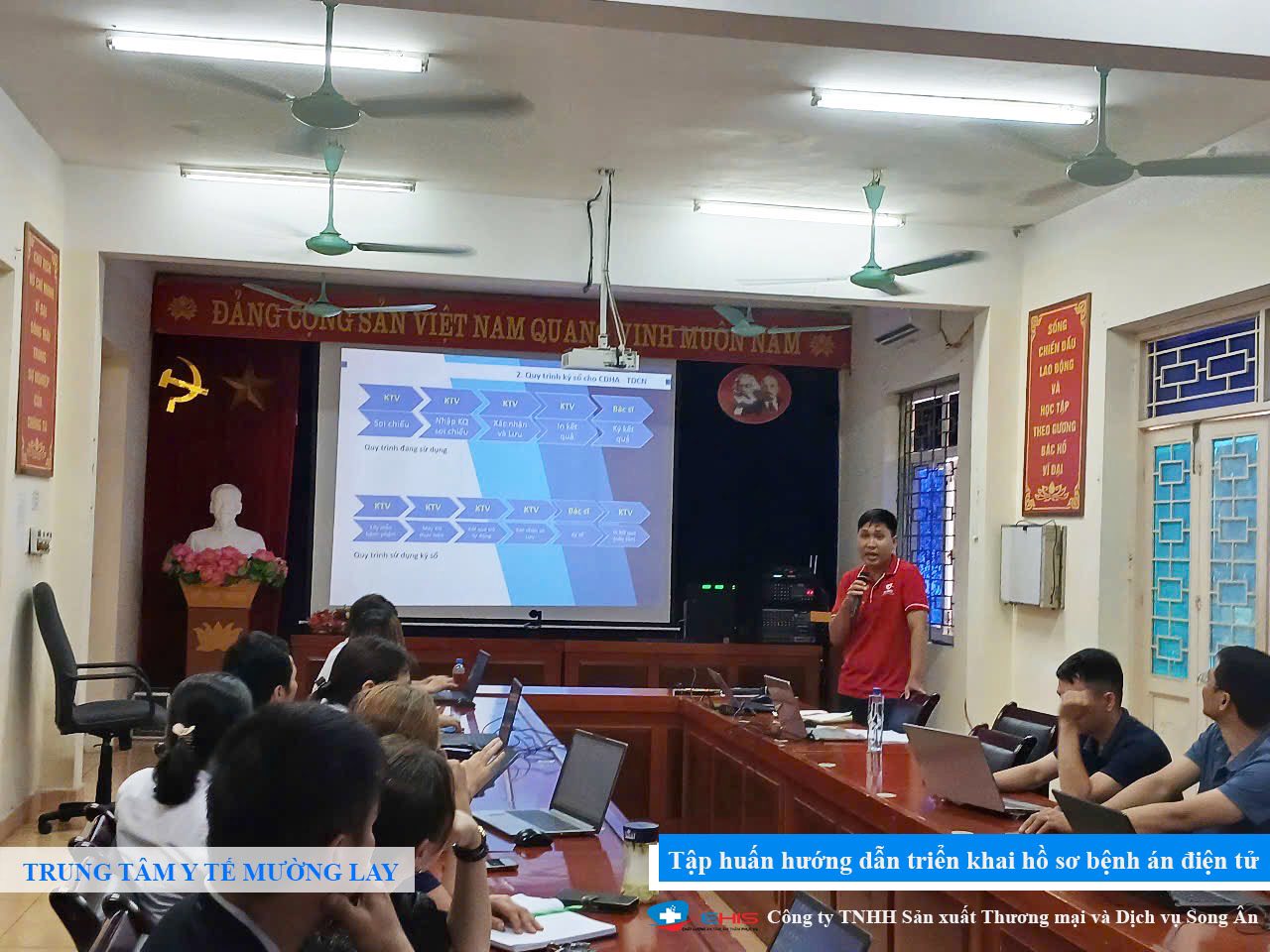 Nhân viên Song Ân trình bày quy trình vận hành bệnh án điện tử E-EMR tại Trung tâm Y tế Mường Lay