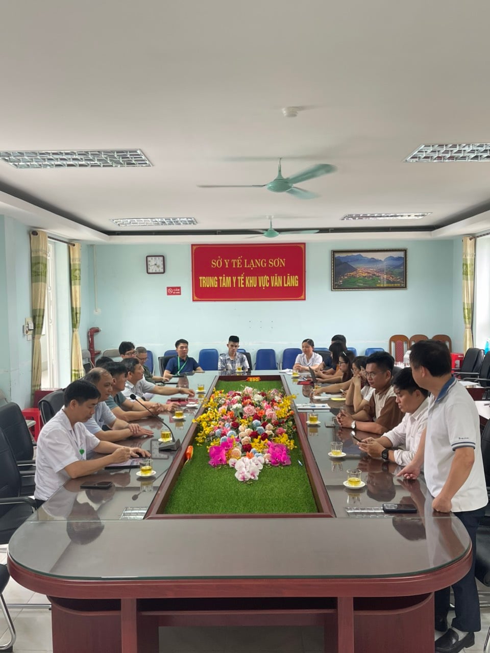 TTYT Tràng Định và TTYT Lộc Bình tham quan mô hình bệnh án điện tử E-EMR tại TTYT Văn Lãng