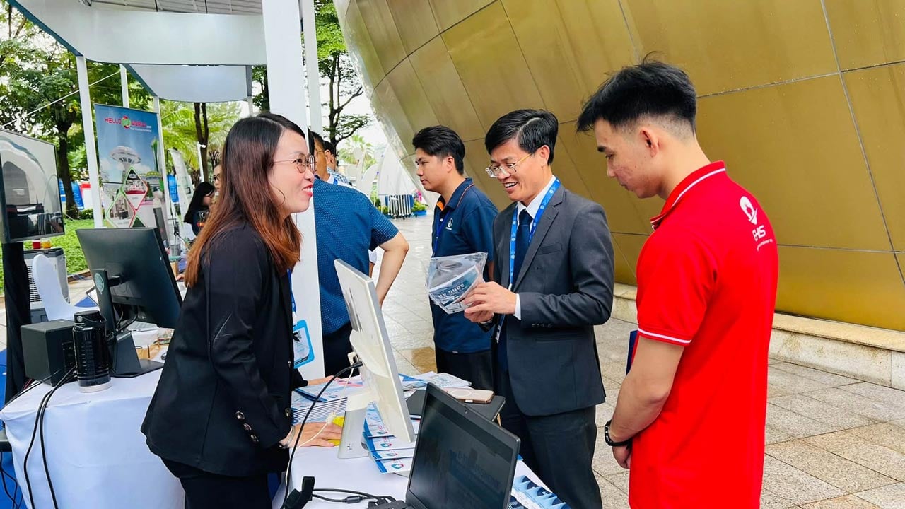 Khách tham quan trải nghiệm phần mềm y tế của Song Ân tại FD 2026