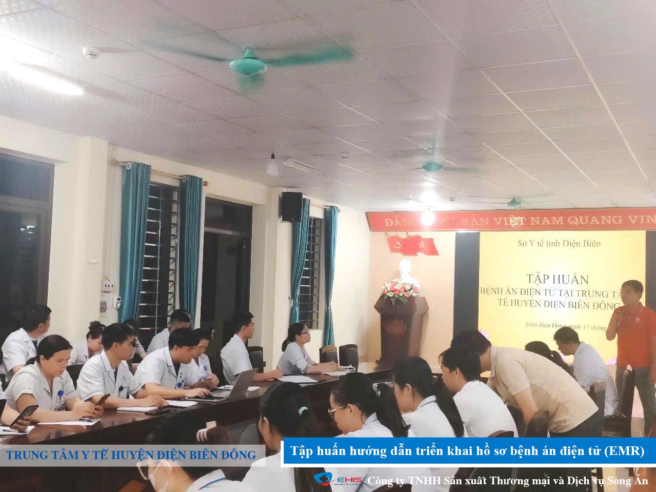 Cán bộ y tế Trung tâm Y tế Điện Biên Đông tham gia tập huấn sử dụng phần mềm E-EMR