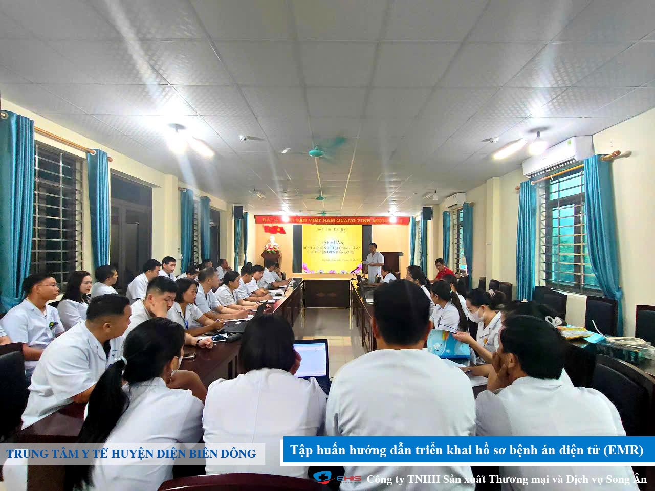 Nhân viên y tế thực hành nhập liệu hồ sơ bệnh án điện tử E-EMR tại Trung tâm Y tế Điện Biên Đông