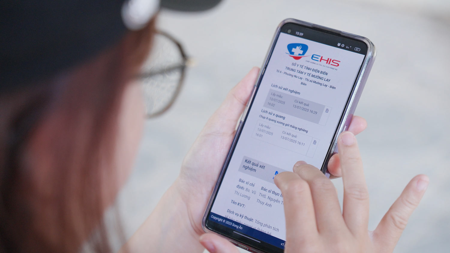 bệnh nhân xem kết quả khám bệnh trên điện thoại