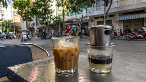 CÀ PHÊ VỈA HÈ – NGỒI MỘT GÓC PHỐ, THẤY CẢ NHỊP ĐỜI