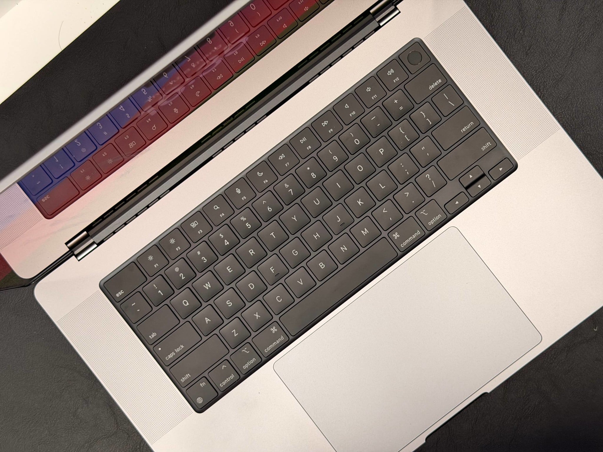 Mua MacBook Cũ: Vết Xước Vỏ Vô Tư, Màn Hình Mới cần 