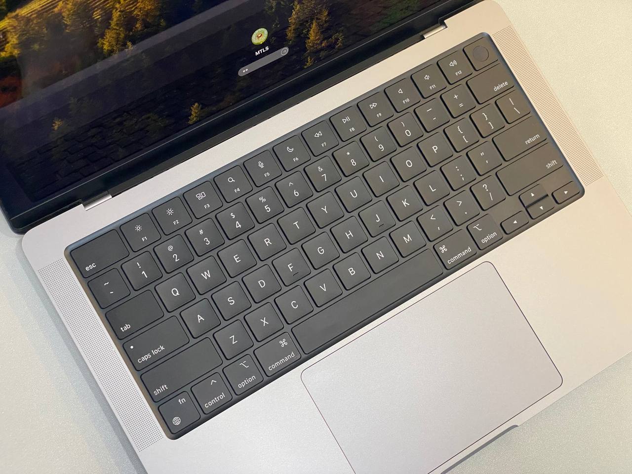 Mua MacBook Cũ: Đừng Chỉ Nhìn Ngoại Hình & Giá!