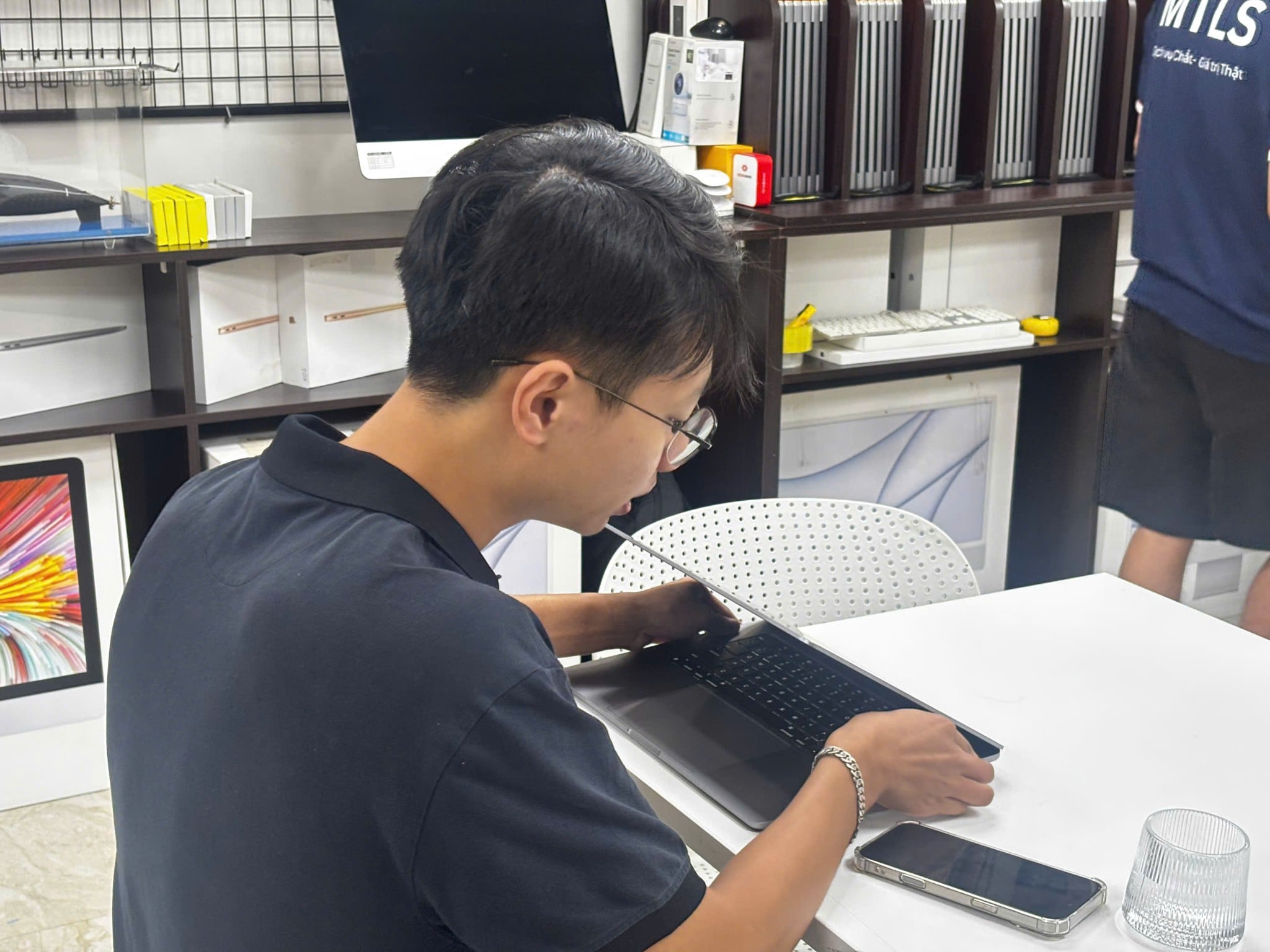 Chất Lượng MacBook Tại MTLS: Quy Trình Kiểm Tra Chuẩn Xác