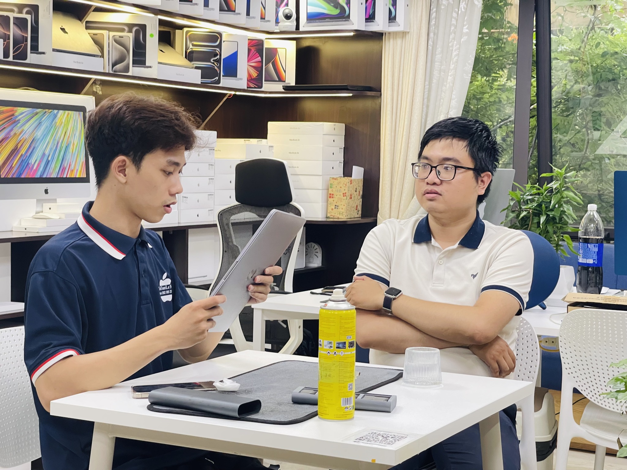 Hình ảnh đẹp khi khách hàng chăm chú quan sát quá trình chúng mình kiểm tra cẩn thận từng chi tiết của sản phẩm trước khi bàn giao.