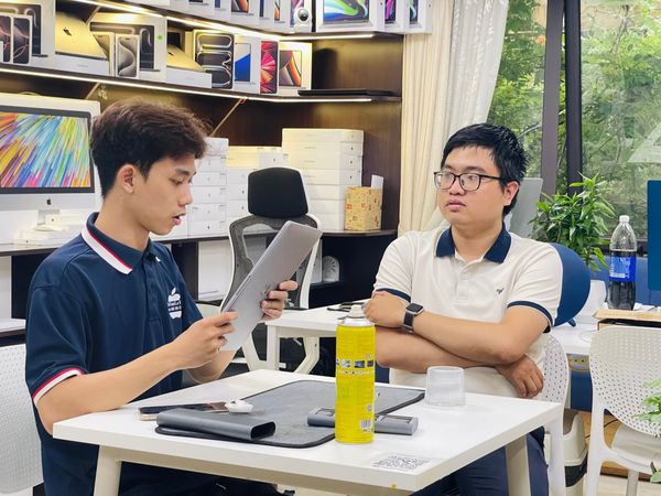 Hình ảnh đẹp khi khách hàng chăm chú quan sát quá trình chúng mình kiểm tra cẩn thận từng chi tiết của sản phẩm trước khi bàn giao.
