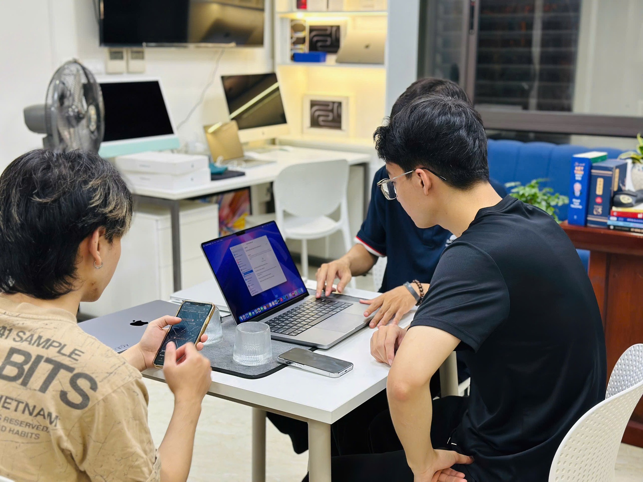 Phân vân giữa “mới” và “chất” – anh khách chọn đúng gu!