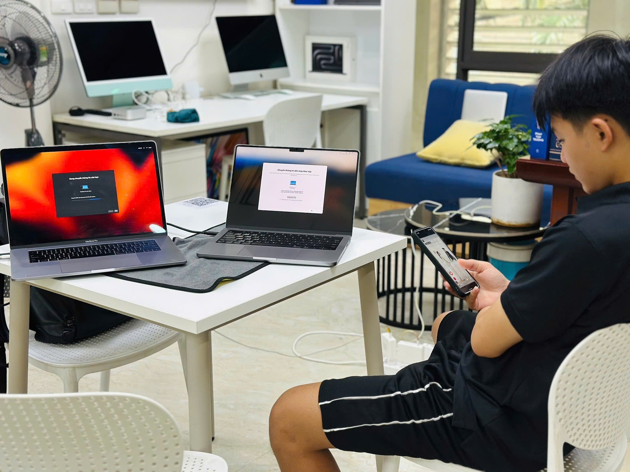 Anh khách đi xe máy từ Việt Trì – Phú Thọ xuống tận shop nâng đời MacBook để làm ảnh!